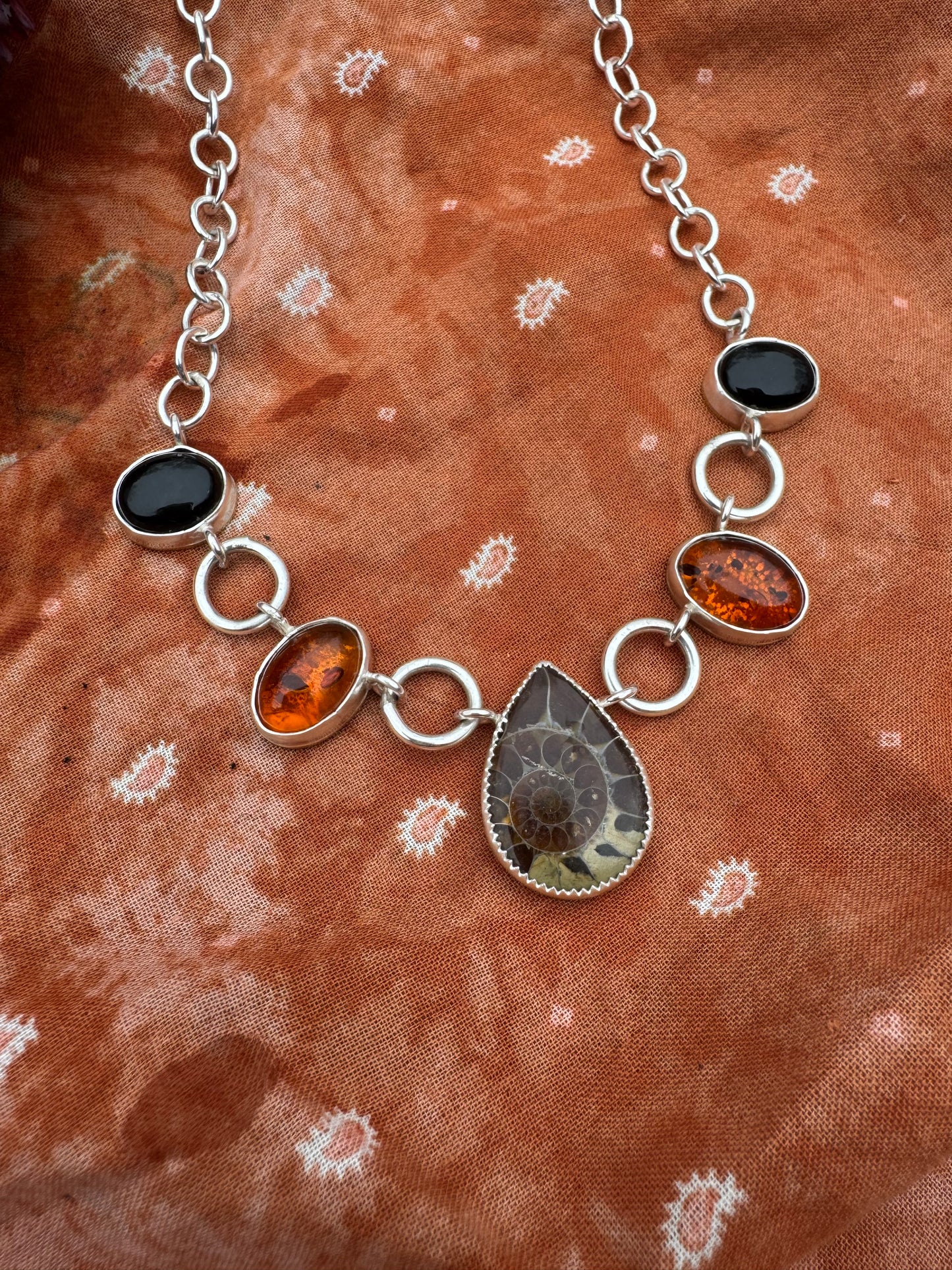 Autumn tone “Kiavah” necklace